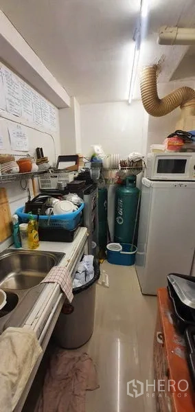 店屋 出租在Khlong Toei, Bangkok - 备餐/杂物间，带水槽、置物架、微波炉与燃气瓶
