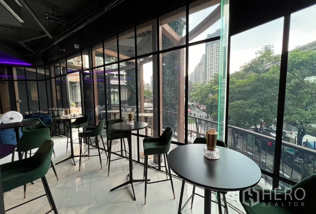 พื้นที่ขายปลีก ให้เช่า - มุมที่นั่งติดกระจก มองเห็นวิวเมืองและทางออกสู่ระเบียง