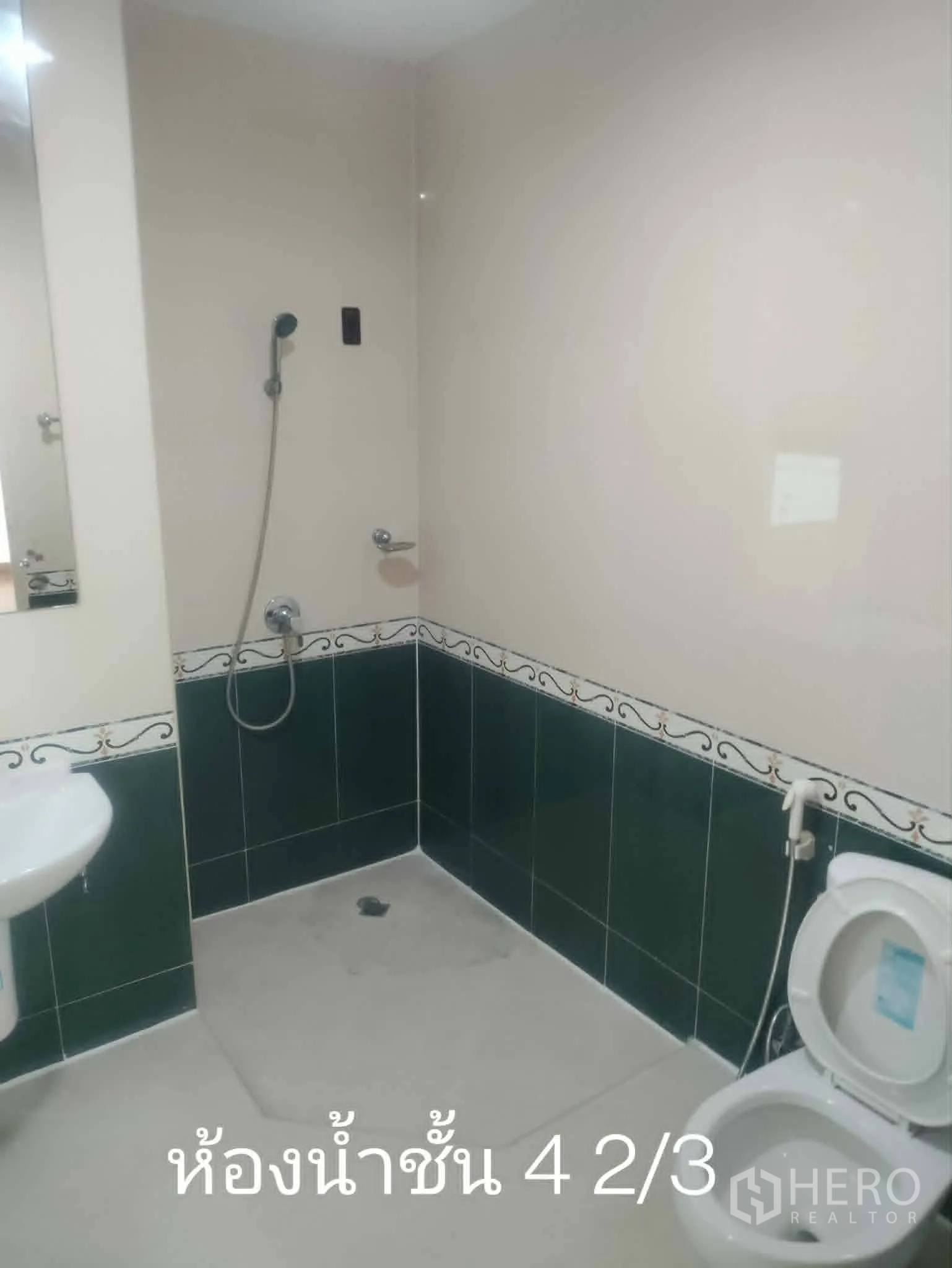 Home Office for rent in Lat Phrao, Bangkok - Shower room with wall tiles, handheld shower, and toilet.