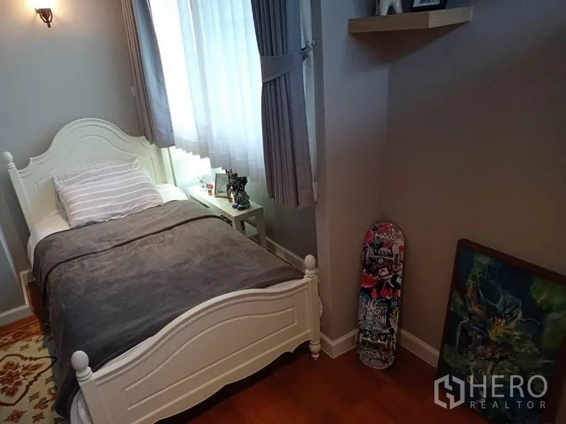 คอนโด ให้เช่าหรือขายในWatthana, Bangkok - ห้องนอนเล็กอบอุ่นพร้อมเตียงเดี่ยวและผ้าม่านหน้าต่าง