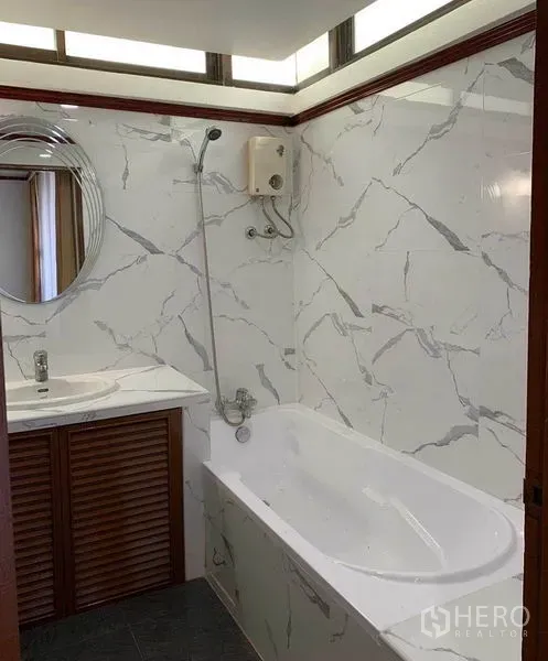 คอนโด ให้เช่าหรือขายในWatthana, Bangkok - ห้องน้ำกรุกระเบื้องลายหินอ่อน พร้อมอ่างอาบน้ำ ฝักบัว และเคาน์เตอร์อ่างล้างหน้า