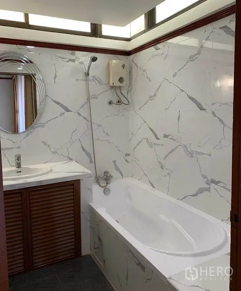 คอนโด ให้เช่าหรือขายในWatthana, Bangkok - ห้องน้ำกรุกระเบื้องลายหินอ่อน พร้อมอ่างอาบน้ำ ฝักบัว และเคาน์เตอร์อ่างล้างหน้า