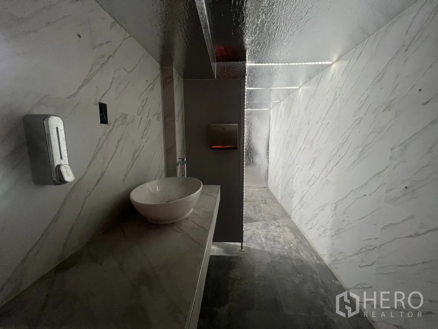 อาคารพาณิชย์ ให้เช่าในWatthana, Bangkok - โถงล้างมือยาว อ่างทรงถ้วย ไฟ LED แนวยาวบนผนังลายหินอ่อน