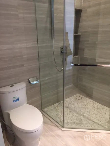 คอนโด ให้เช่าในWatthana, Bangkok - ห้องน้ำโมเดิร์น พร้อมฝักบัวกระจกกั้น และโถสุขภัณฑ์ ผนังลายหิน