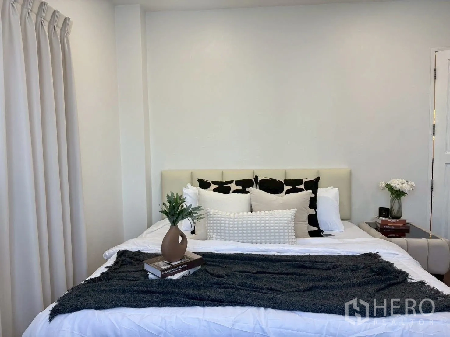 联排别墅 for rent in Huai Khwang, Bangkok - 卧室设大床、多枕头与中性色床品。