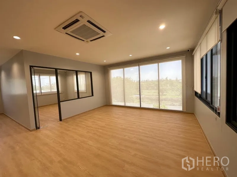 โรงงาน ให้เช่าหรือขายในLam Luk Ka, Pathum Thani - ห้องทำงานมุมอาคาร กระจกบานใหญ่ แอร์แบบคาสเซ็ต และพื้นไม้ลามิเนต.