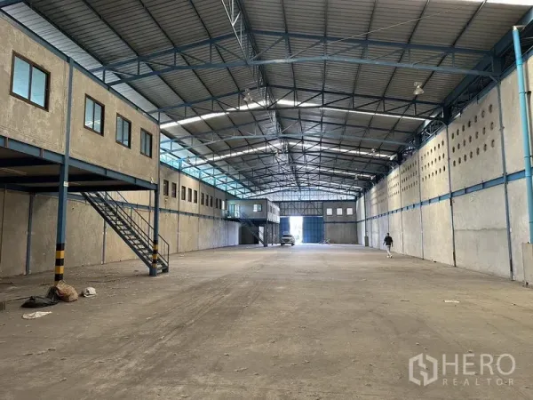 货栈 出租在Bang Phli, Samut Prakan - 仓库内部空间开阔，钢结构屋架、采光带与一侧夹层办公区。
