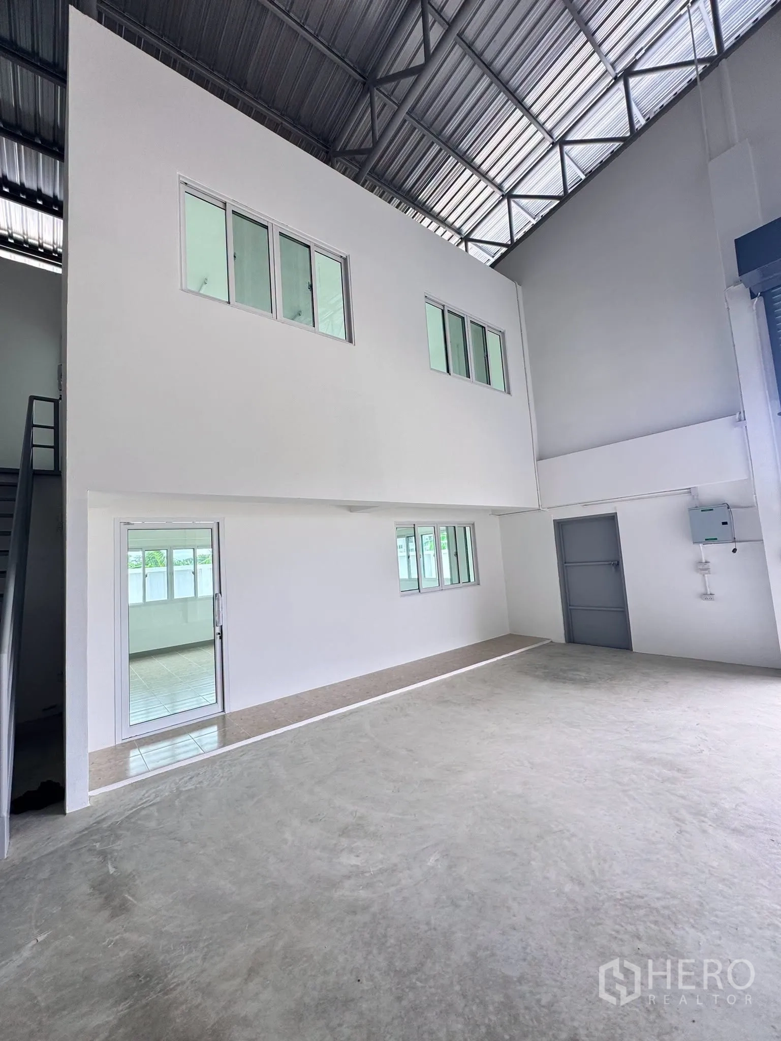 โกดัง for rent in Bang Bo, Samut Prakan - มุมมองภายในโกดังพร้อมอาคารสำนักงานชั้นลอย พื้นคอนกรีต และโครงหลังคาเหล็ก