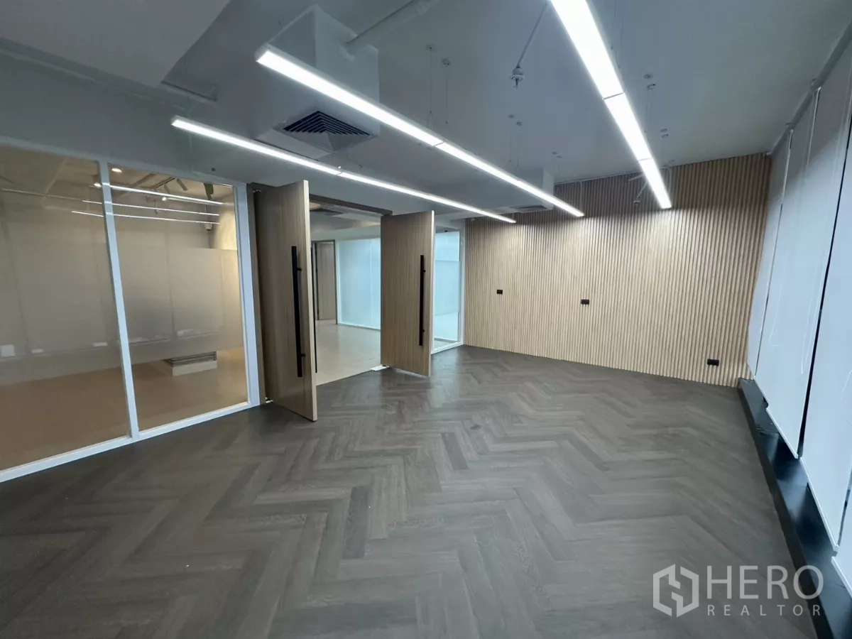 สำนักงาน ให้เช่าในWatthana, Bangkok - ห้องบอร์ดรูม พื้นลายก้างปลาโทนเข้ม ประตูไม้พับ