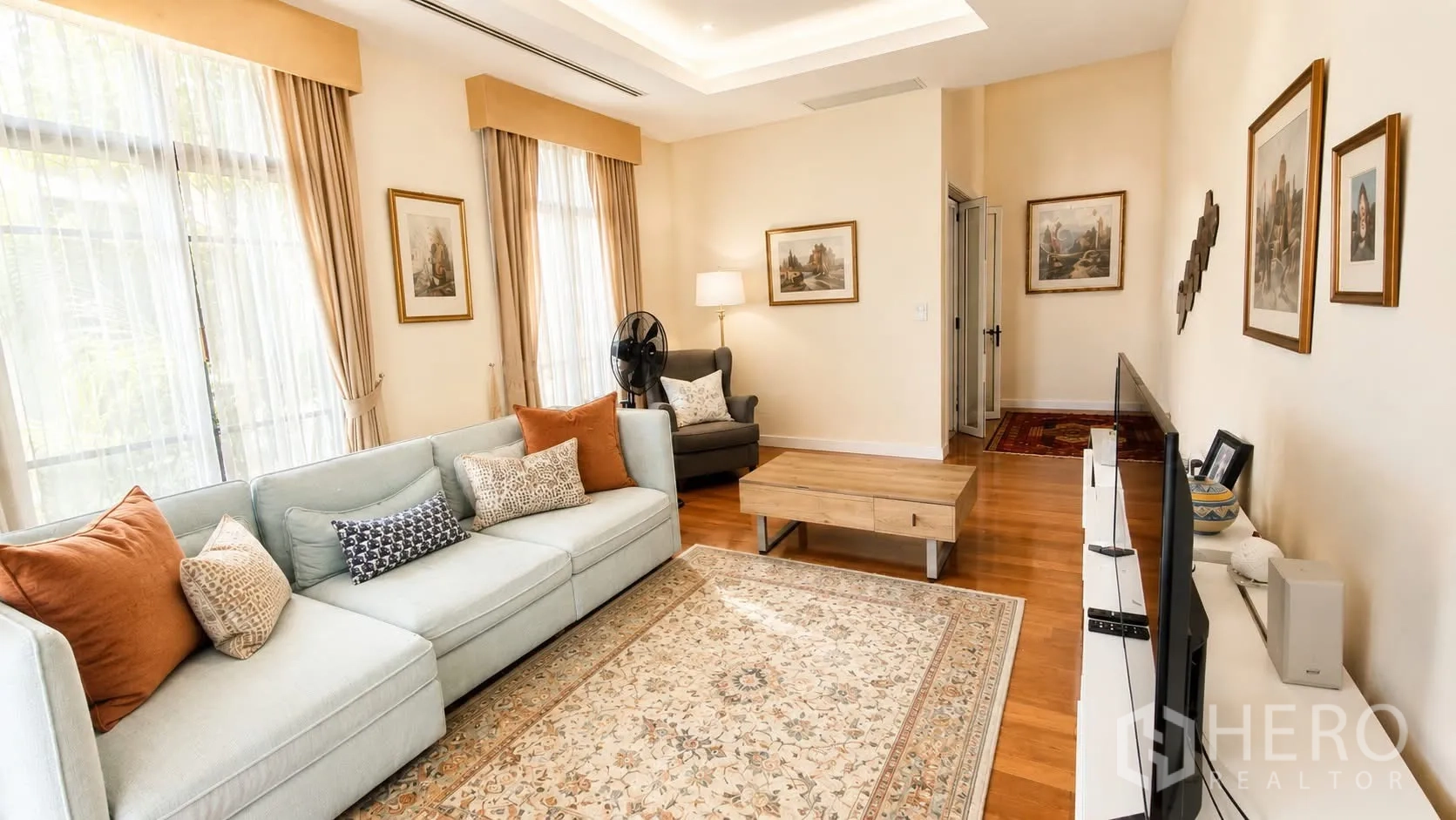 Detached House for rent in Watthana, Bangkok - Family lounge with sofa set, TV console and large curtained windows.