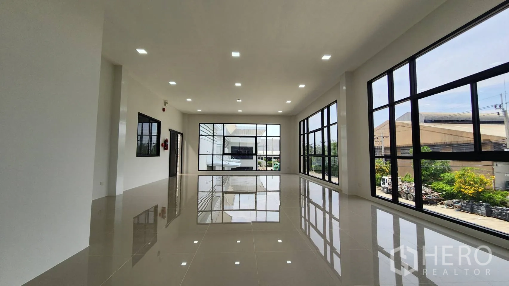 Factory for rent or sale in Bang Bo, Samut Prakan - Sunlit office room with floor‑to‑ceiling windows on two sides for natural light.