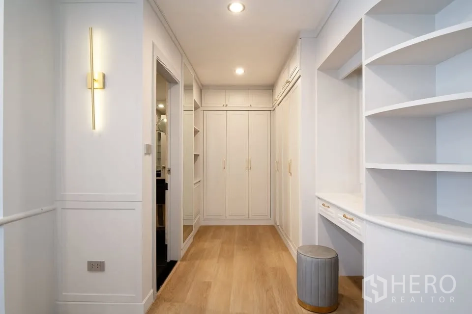 คอนโด ขายในBang Na, Bangkok - โถงแต่งตัวแบบวอล์กอิน ตู้เสื้อผ้าสูงจรดฝ้า โต๊ะเครื่องแป้ง และชั้นวางของ