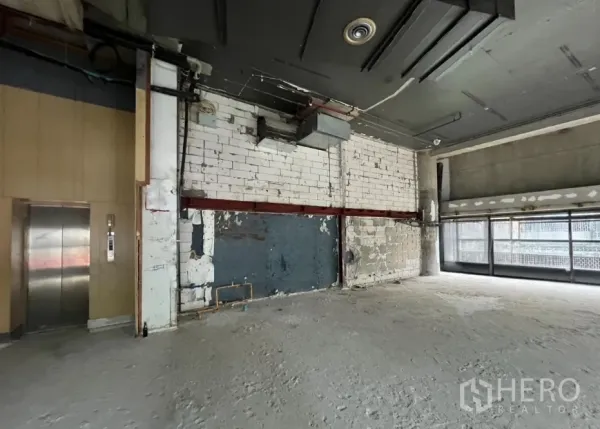 พื้นที่ขายปลีก ให้เช่า - พื้นที่เชิงพาณิชย์สภาพเปล่า เห็นงานระบบ พร้อมโถงลิฟต์ด้านข้าง