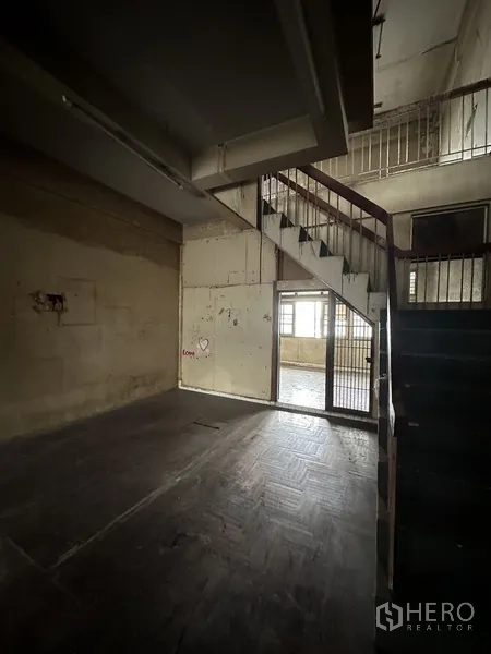 อาคารพาณิชย์ ให้เช่าหรือขายในWatthana, Bangkok - ทางเดินติดบันไดไปยังห้องชั้นบนภายในอาคาร