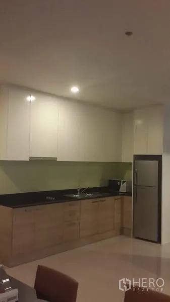 公寓 出租或出售在Ratchathewi, Bangkok - 现代L形厨房，吊柜、黑色台面、水槽与灶台。