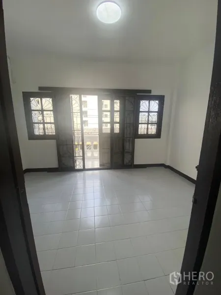 联排别墅 出租在Huai Khwang, Bangkok - 采光充足的卧室，通阳台，瓷砖地面，望社区景观