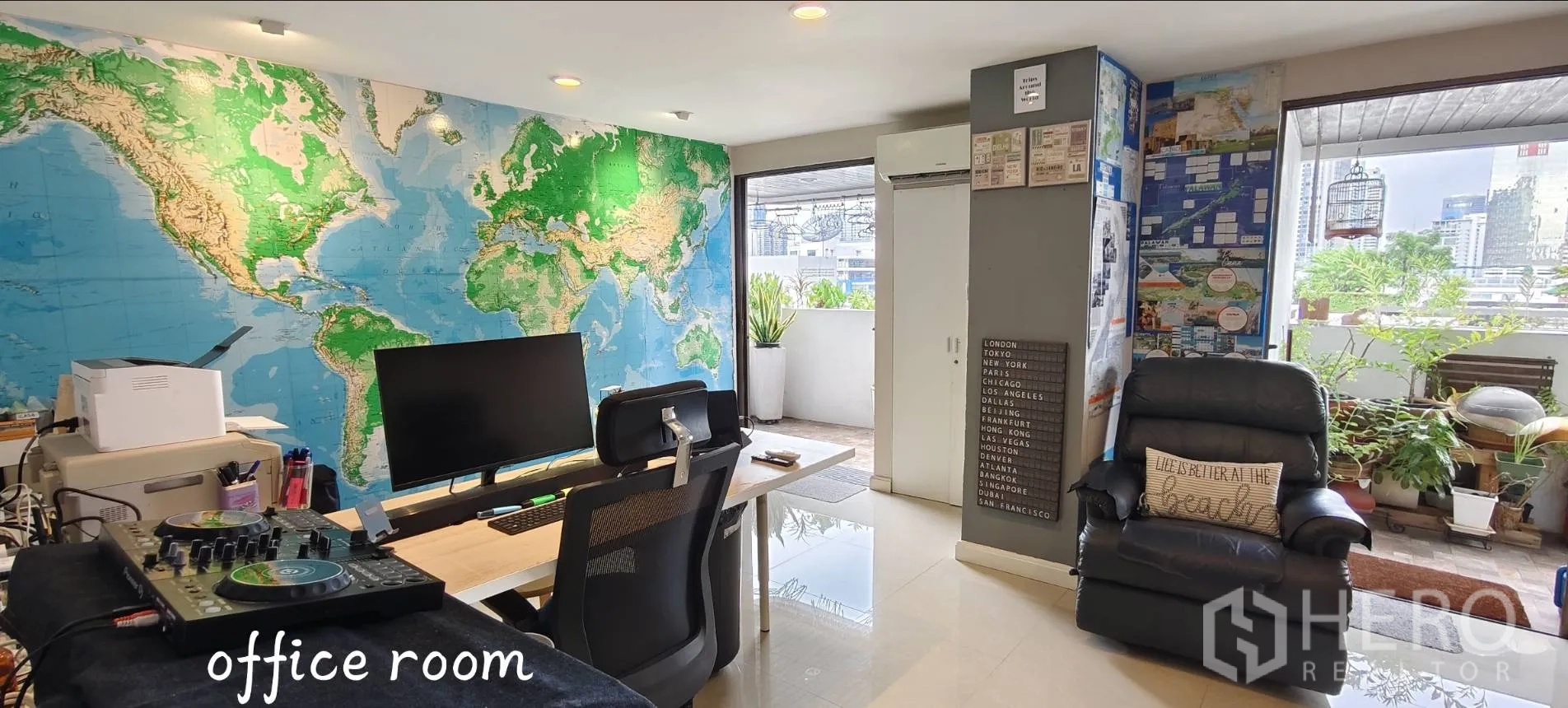 คอนโด for rent in Watthana, Bangkok - ห้องทำงานพร้อมโต๊ะยาว ฉากแผนที่โลก และทางออกสู่ระเบียง