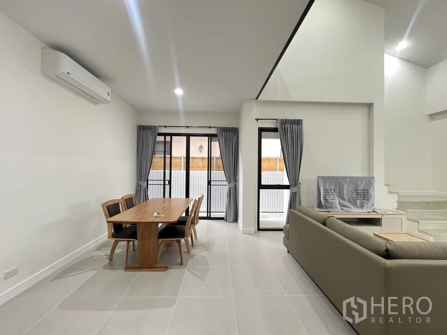 Detached House for rent in Saphan Sung, Bangkok - TV console and steps leading to raised area in the living room.