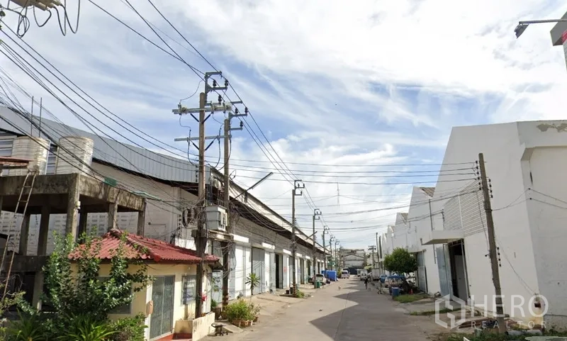 工厂 出租在Samut Prakan - 工业巷道，成排仓库与电线，可供卡车通行