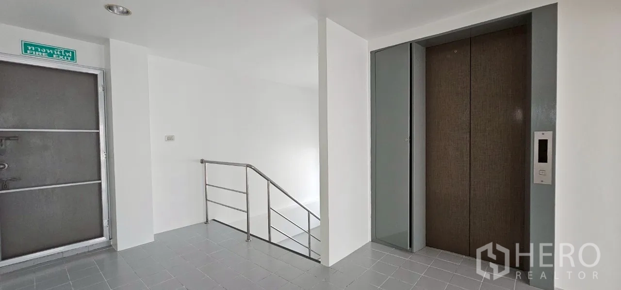 Office Space for rent in Bueng Kum, Bangkok - Double glass doors connecting the office room to the central lobby.