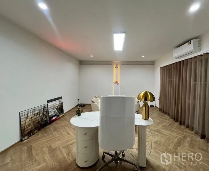 货栈 出租在Khan Na Yao, Bangkok - 行政办公室，现代办公桌、木纹地面与顶灯照明。