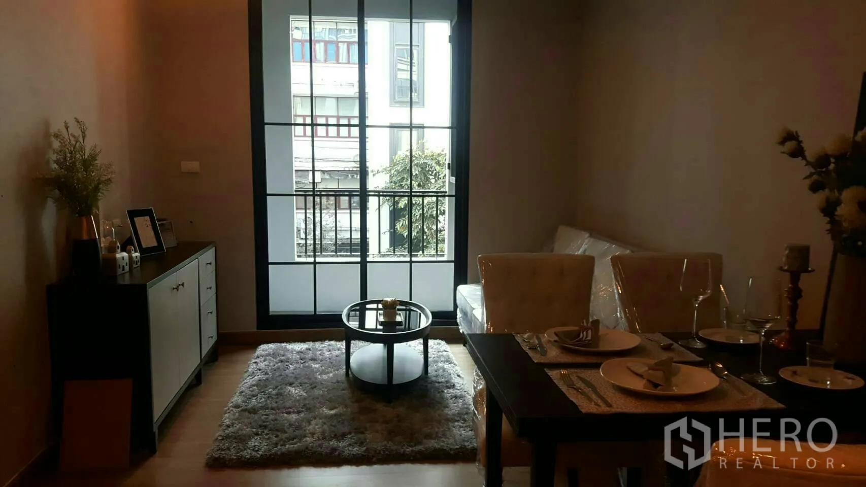 คอนโด ให้เช่าในPathum Wan, Bangkok - ห้องนั่งเล่นรับประทานอาหารพร้อมประตูระเบียงบานเลื่อน พรม และโต๊ะกลาง