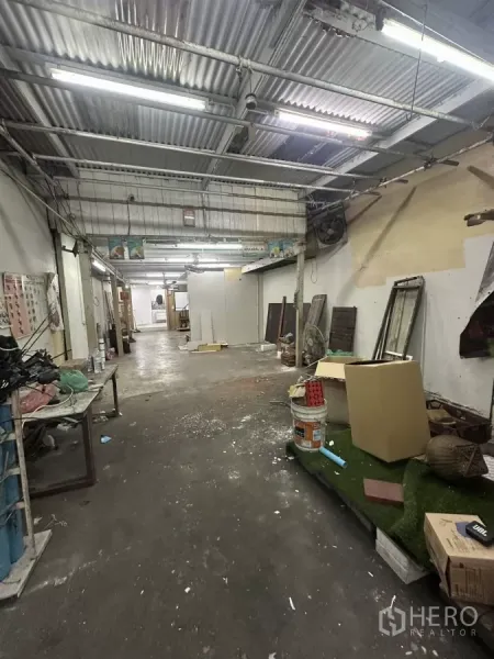 零售空间 出租在Watthana, Bangkok - 长形开放式作业区，镀锌瓦屋顶与日光灯照明