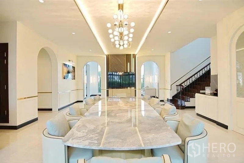 บ้าน ให้เช่าในLat Krabang, Bangkok - ห้องรับประทานอาหารทางการ โต๊ะหินอ่อนยาวและไฟดีไซน์
