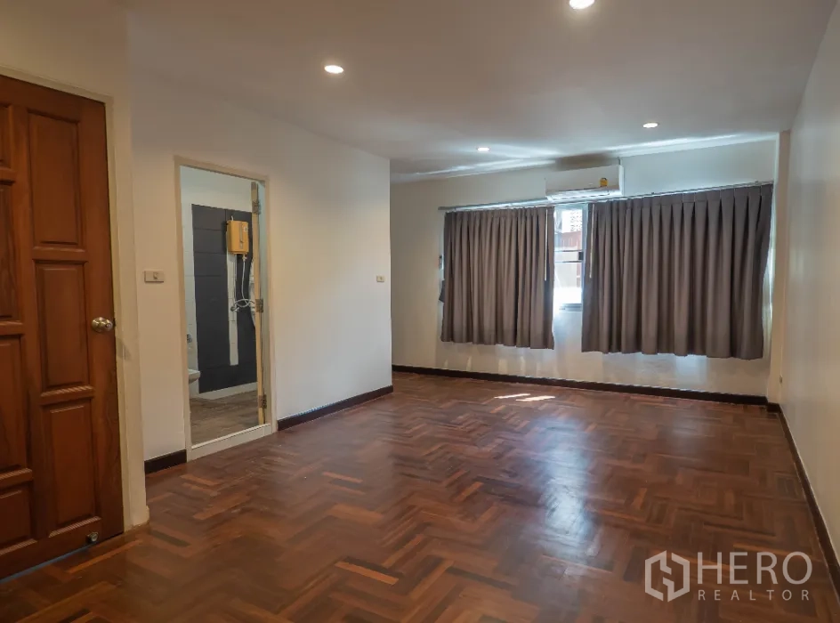 ทาวน์เฮาส์ ให้เช่าในKhlong Toei, Bangkok - ห้องอเนกประสงค์หรือห้องนอนขนาดใหญ่ มีหน้าต่างผ้าม่านและประตูเข้าห้องน้ำในตัว