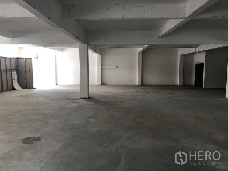 Office Space for rent in Khlong Toei, Bangkok - Empty office space with high ceilings, exposed beams and a large open floor plate.