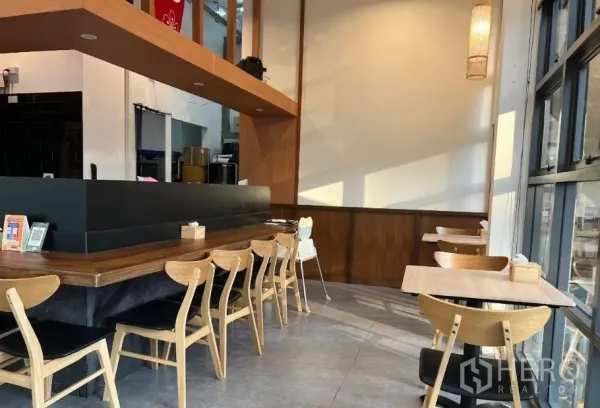 零售空间 出租在Watthana, Bangkok - 用餐区带大幅窗户与下午采光，吊灯与服务吧台。