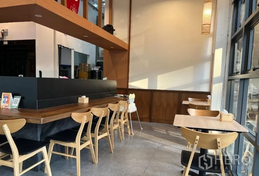 零售空间 出租在Watthana, Bangkok - 用餐区带大幅窗户与下午采光，吊灯与服务吧台。