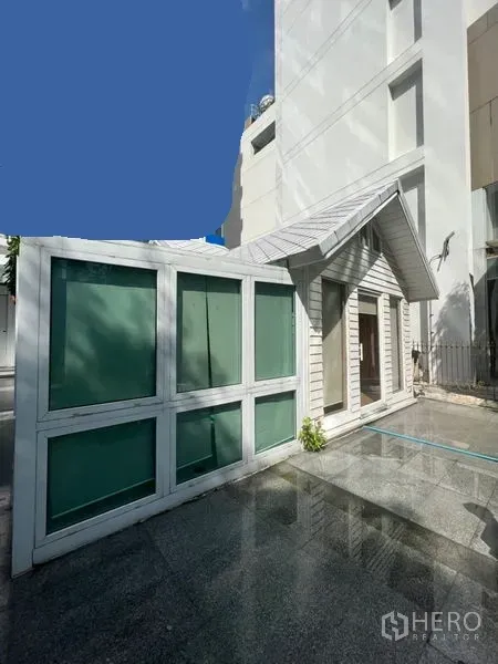 พื้นที่ขายปลีก ให้เช่าในWatthana, Bangkok - มุมมองส่วนต่อกระจกและอาคารทรงจั่ว ข้างตึกสูงกลางเมือง