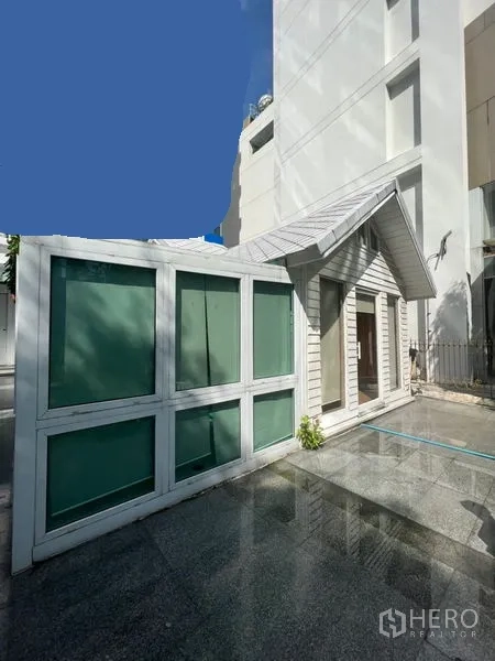 พื้นที่ขายปลีก ให้เช่าในWatthana, Bangkok - มุมมองส่วนต่อกระจกและอาคารทรงจั่ว ข้างตึกสูงกลางเมือง