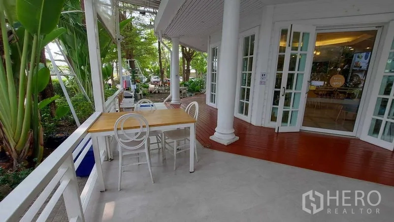 零售空间 出租在Bueng Kum, Bangkok - 覆盖式露台，白色立柱与花园旁的桌椅