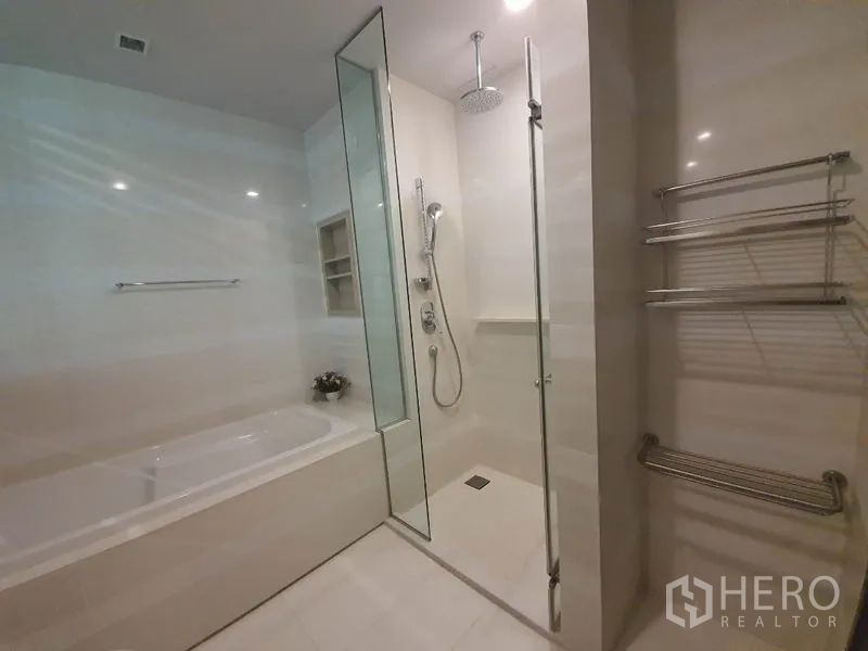 คอนโด ให้เช่าหรือขายในKhlong Toei, Bangkok - ห้องน้ำมีตู้ฝักบัวกระจกแบบเรนชาวเวอร์แยกจากอ่างอาบน้ำ