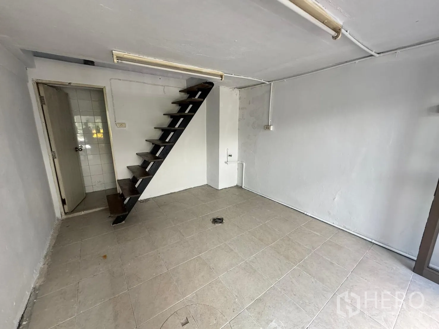 零售空间 出租在Watthana, Bangkok - 室内设梯式楼梯与独立瓷砖卫生间。