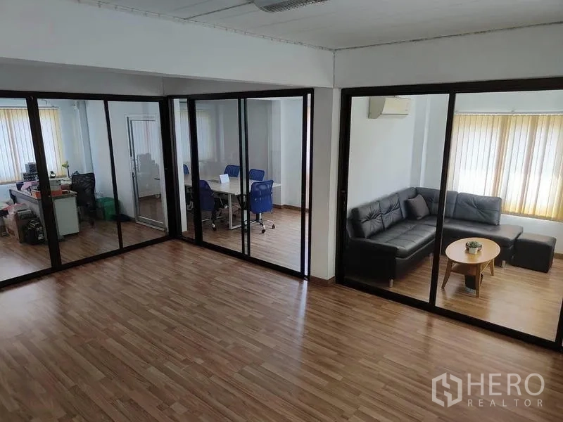 工厂 出售在Sai Noi, Nonthaburi - 玻璃墙后的会议室与休息区。