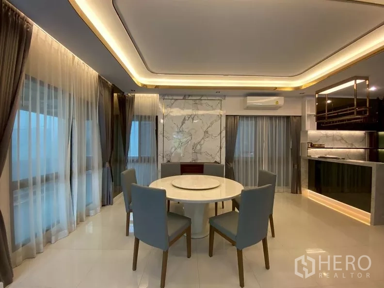 บ้าน ให้เช่าในPrawet, Bangkok - ห้องรับประทานอาหารสว่างไสว โต๊ะกลม 6 ที่นั่ง พร้อมไฟซ่อนฝ้า