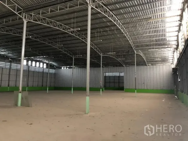 货栈 出租在Lat Krabang, Bangkok - 深跨距仓库内部，金属屋架、混凝土地面与通风侧墙。