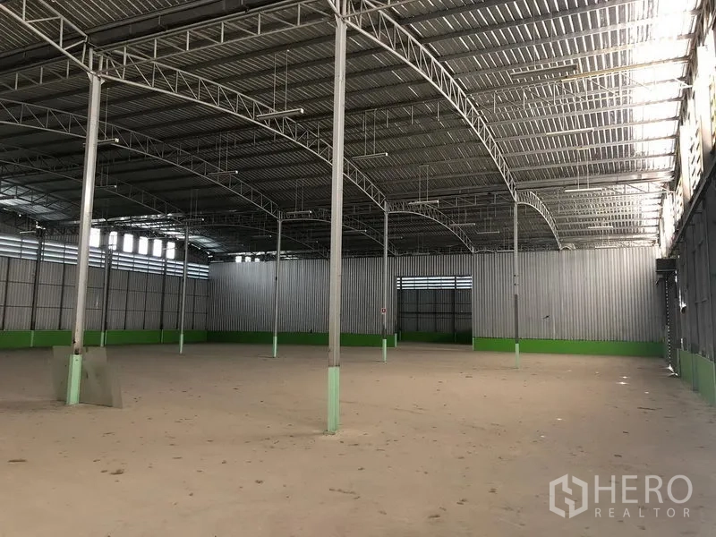 货栈 出租在Lat Krabang, Bangkok - 深跨距仓库内部，金属屋架、混凝土地面与通风侧墙。