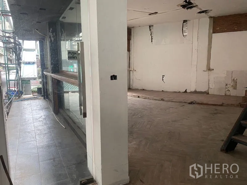 อาคารพาณิชย์ ให้เช่าในKhlong Toei, Bangkok - โถงชั้นบนติดผนังกระจกเต็มความสูงข้างพื้นที่ค้าปลีกที่ยังไม่ปรับปรุง.