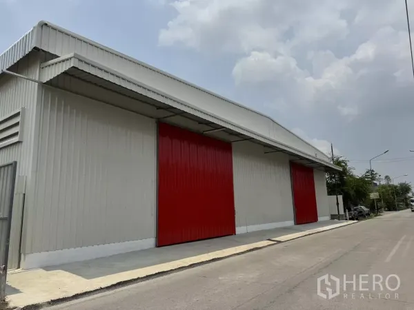 货栈 出租在Lam Luk Ka, Pathum Thani - 朗鲁甲新建灰色金属仓库外观，临街，两扇超大红色推拉门。