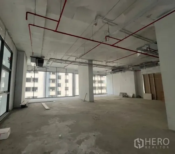 พื้นที่ขายปลีก ให้เช่าในKhlong Toei, Bangkok - พื้นที่ร้านค้าหัวมุมขนาดใหญ่ มีเสากลาง โครงสร้างเปลือย และกระจกเต็มความสูงสองด้าน