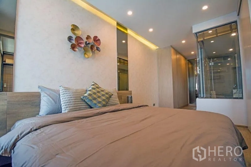 คอนโด ขายในRatchathewi, Bangkok - ห้องนอนอบอุ่น เตียงคิงไซส์ หมอนอิง และห้องน้ำผนังกระจก