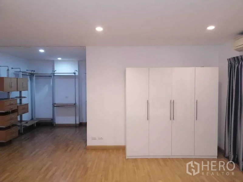 Townhouse for rent in Wang Thonglang, Bangkok - Walk-in closet area with white wardrobe and dressing space.