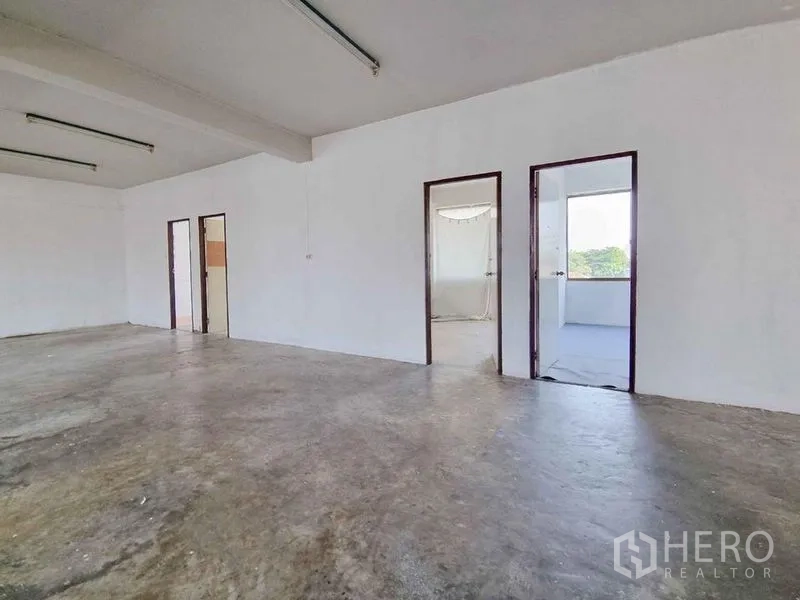 办公空间 出租在Din Daeng, Bangkok - 办公楼层设多间独立房间，大窗引入自然光。