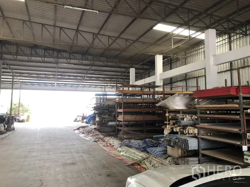 คลังสินค้า ให้เช่าในSai Noi, Nonthaburi - โถงสูงพร้อมชั้นวางยาว แผ่นหลังคาโปร่งแสง และพื้นคอนกรีต