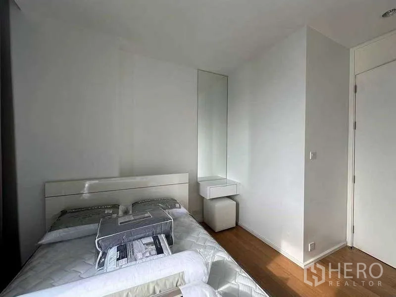 คอนโด ให้เช่า - ห้องนอนขนาดกะทัดรัด เตียงและโต๊ะเครื่องแป้ง โทนขาว