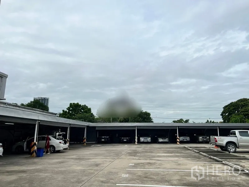 ที่ดิน ให้เช่าในBang Na, Bangkok - ลานจอดรถคอนกรีตกว้าง มีช่องจอดตีเส้นและโรงจอดรถรอบด้าน